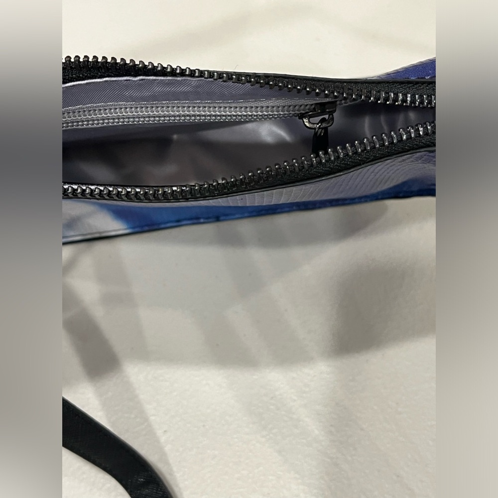 NEW Rareform “Rae” Crossbody Repurposed Billboard Vinyl Blue & Black Crossbody - Picture 4 of 6